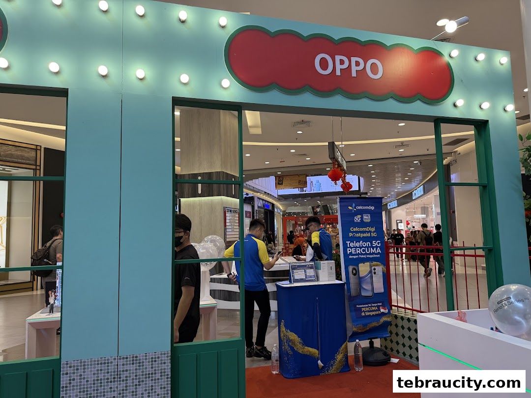 The entrance of an OPPO Experience Store with staff and promotional materials.