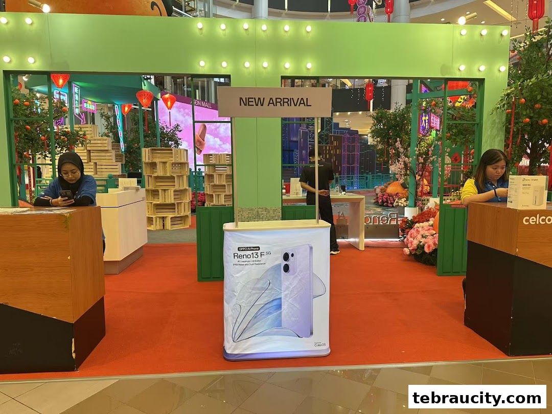 An OPPO Experience Store booth with new arrival phones and staff assisting customers.