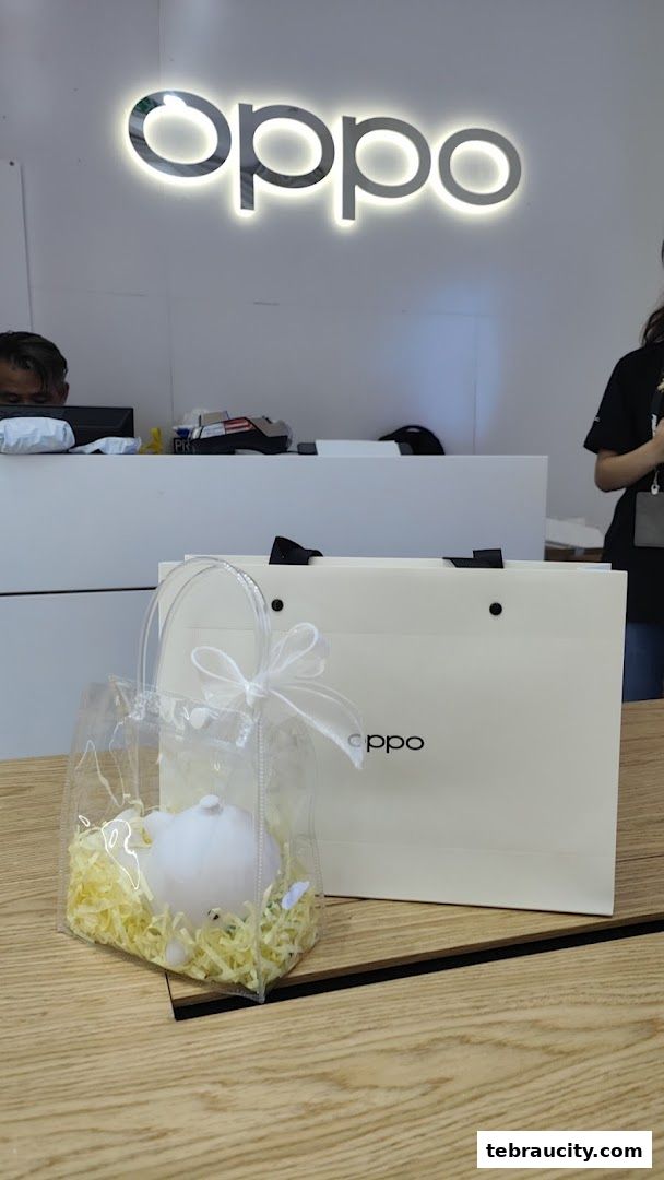 OPPO store interior with a gift bag and shopping bag on a wooden counter.