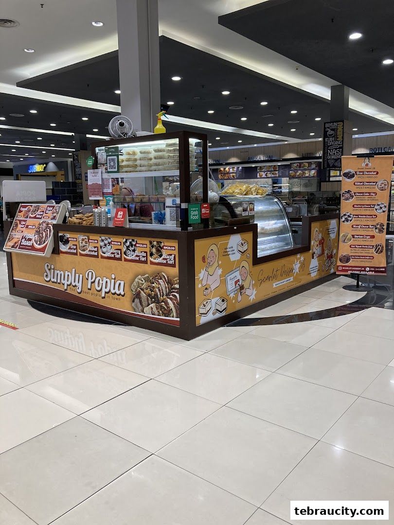 A dessert kiosk named Scarlet Dessert JB, featuring various sweet treats and popia.