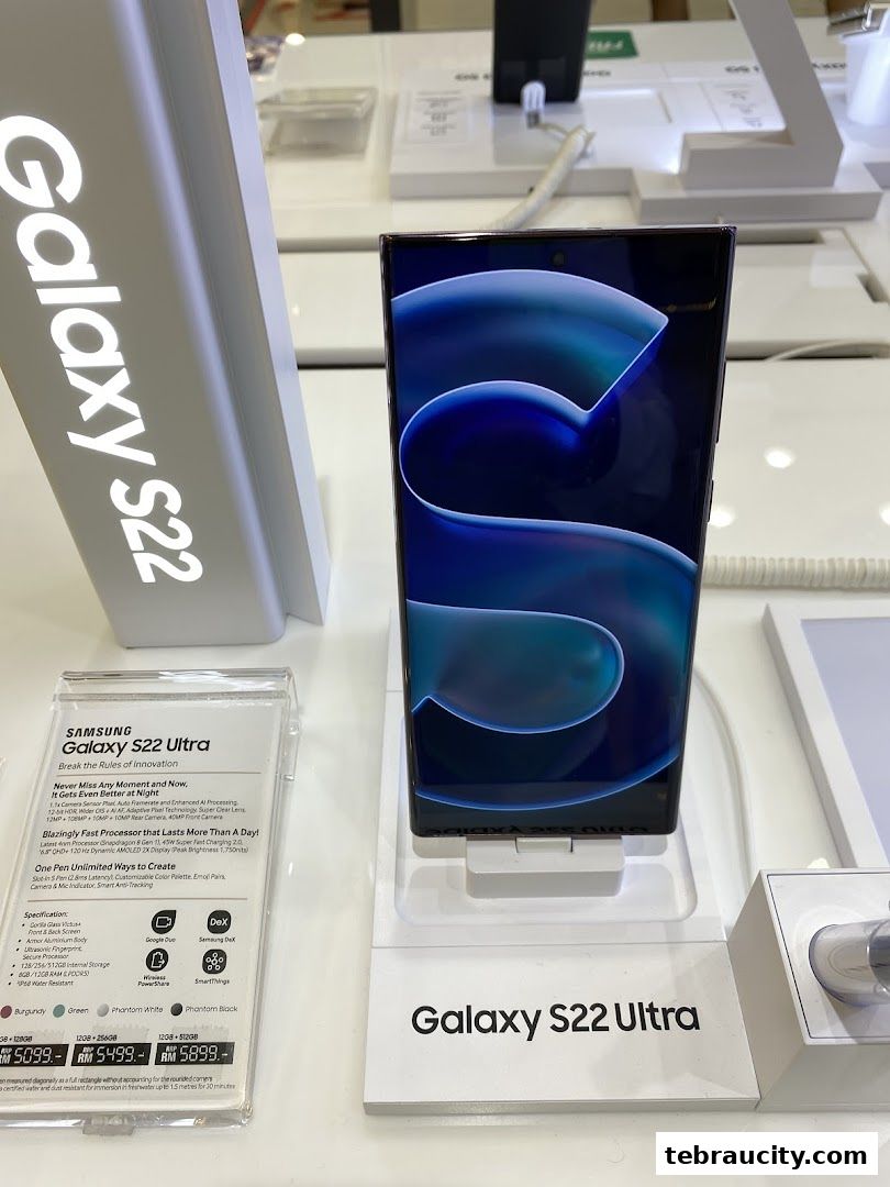 A Samsung Galaxy S22 Ultra phone displayed with its specifications and pricing.