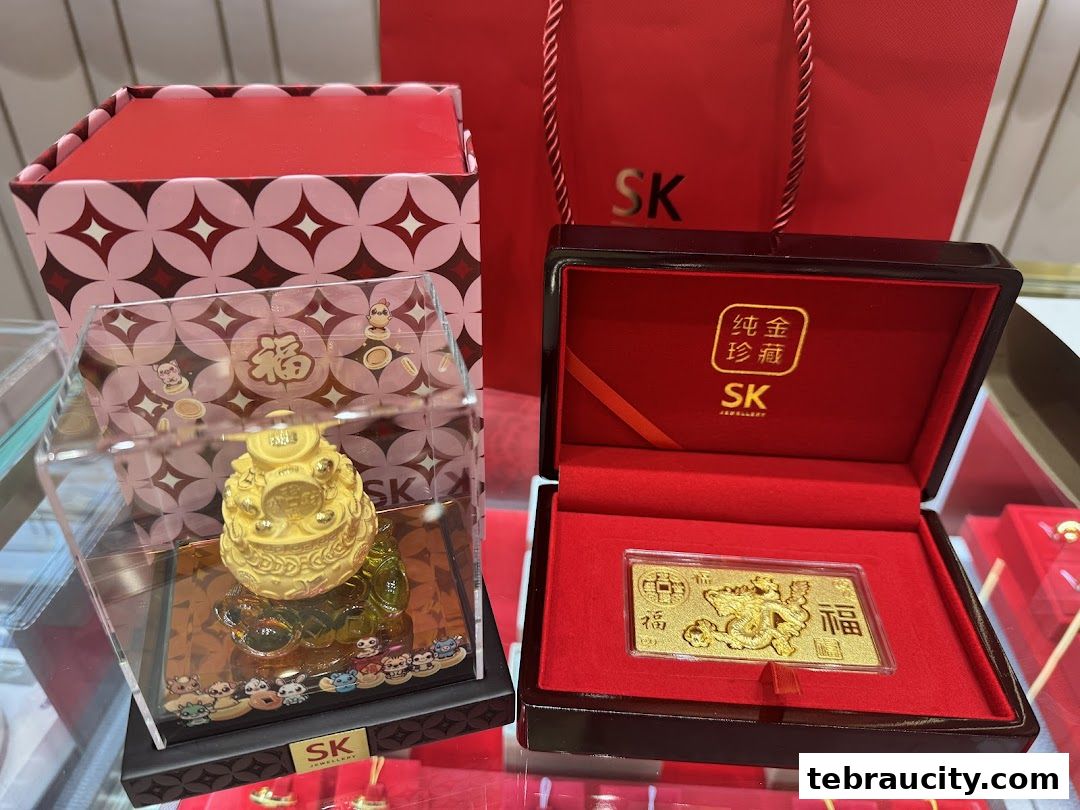 SK Jewellery displays a gold ingot and a gold bar with Chinese characters for good fortune.