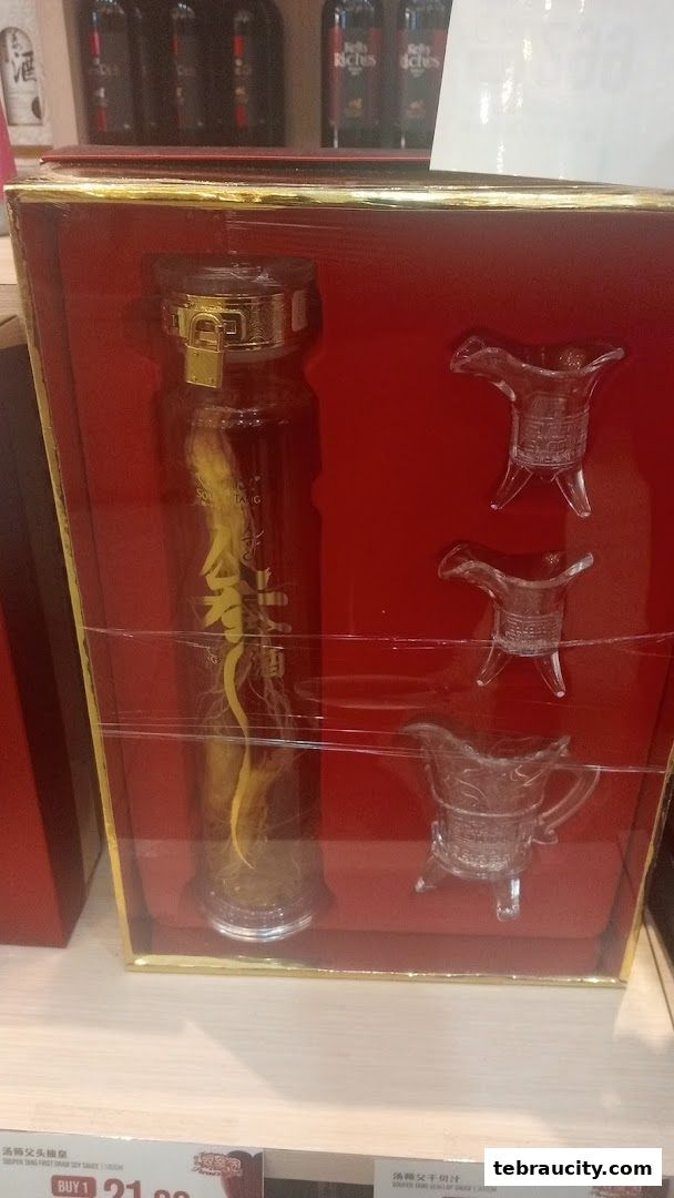 A gift set featuring a bottle of ginseng and three small decorative cups.