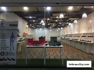 View of the StepHealth Medifeet shoe store interior with shoes displayed on shelves and tables.