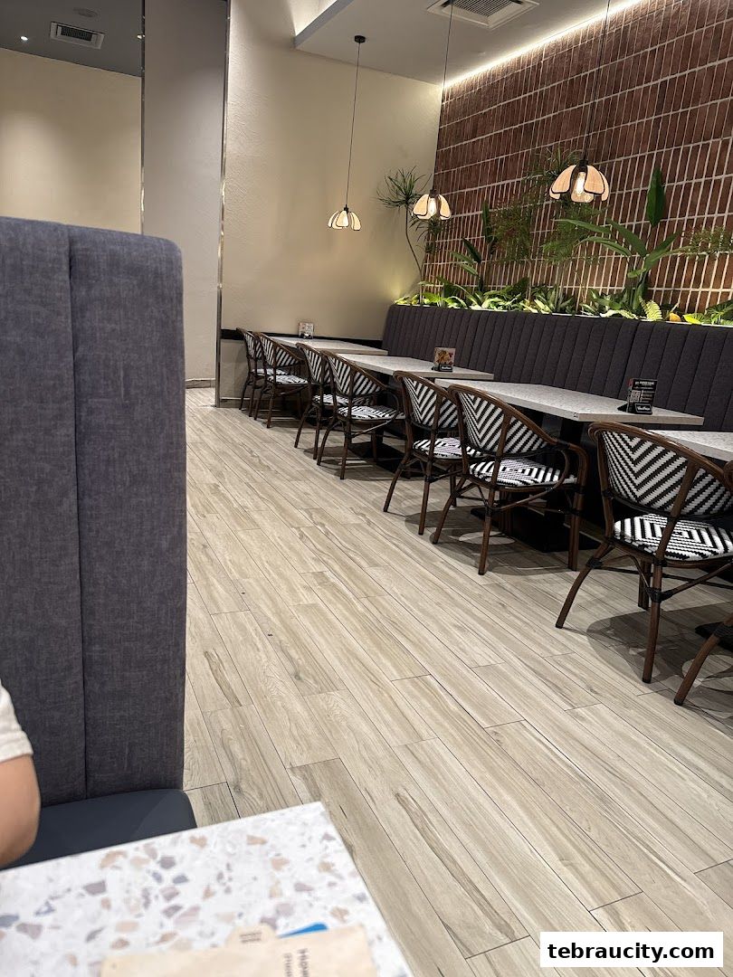 Interior shot of Vivo Pizza AEON Tebrau City showing dining tables and chairs.