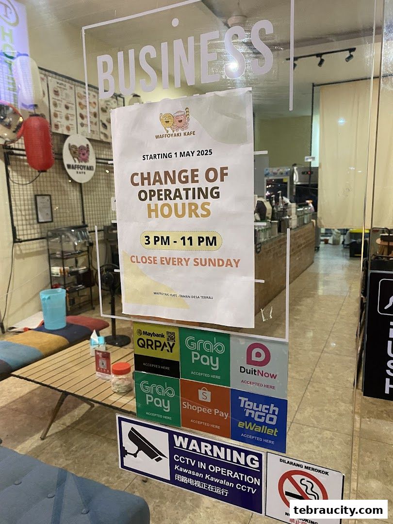 A shop door with a sign announcing changed operating hours and accepted payment methods.