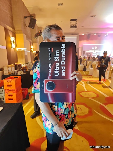 HUAWEl Authorized Experience Store_AEON Mall Tebrau City