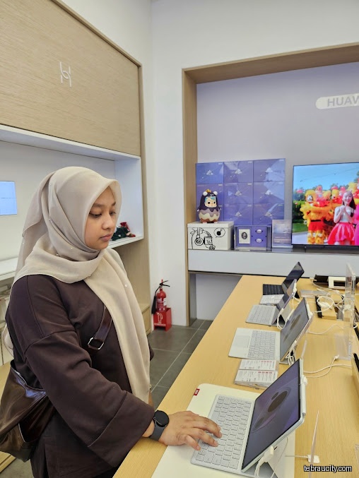 HUAWEl Authorized Experience Store_AEON Mall Tebrau City